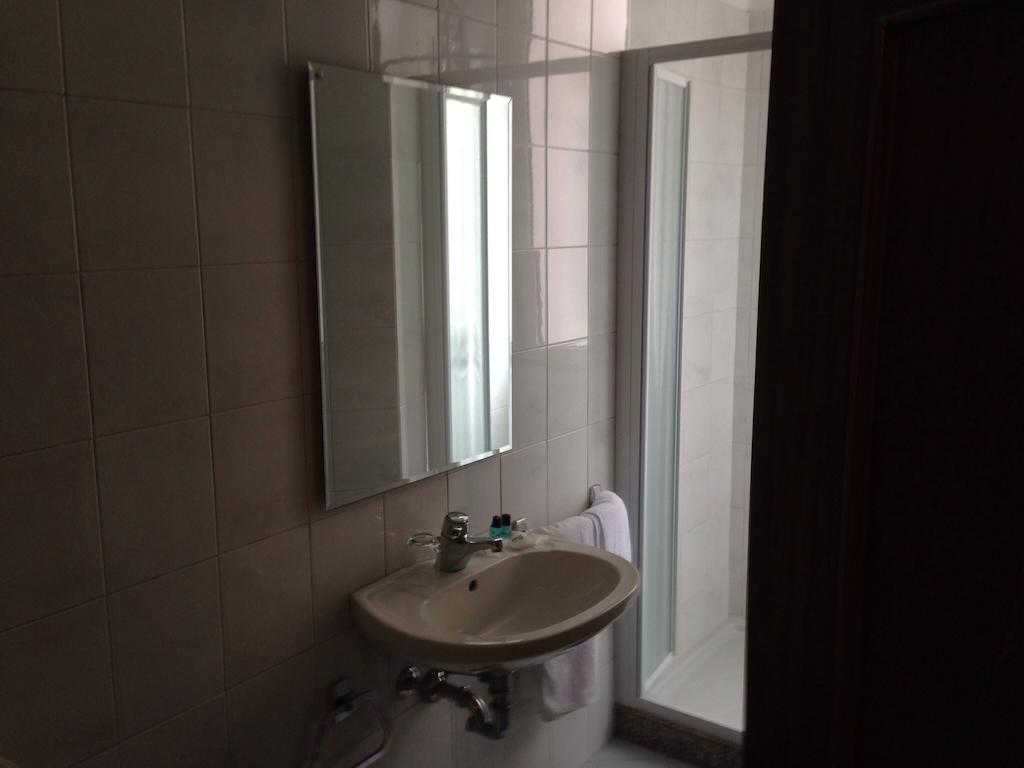 Hotel De La Tour Tirano Pokoj fotografie