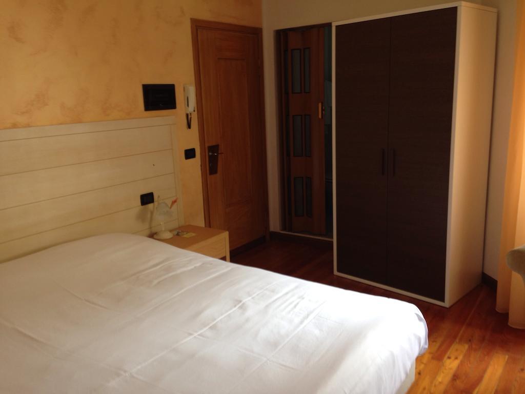 Hotel De La Tour Tirano Pokoj fotografie