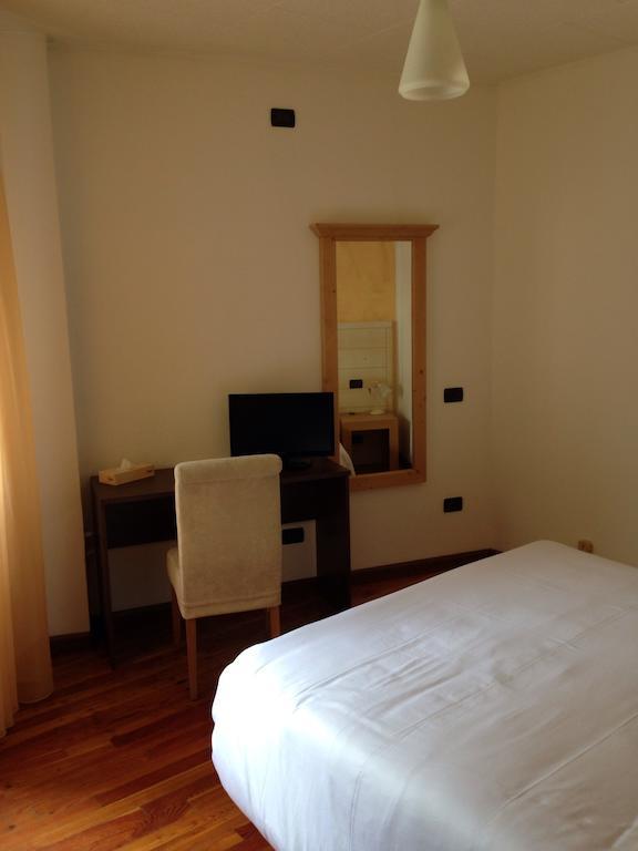 Hotel De La Tour Tirano Pokoj fotografie
